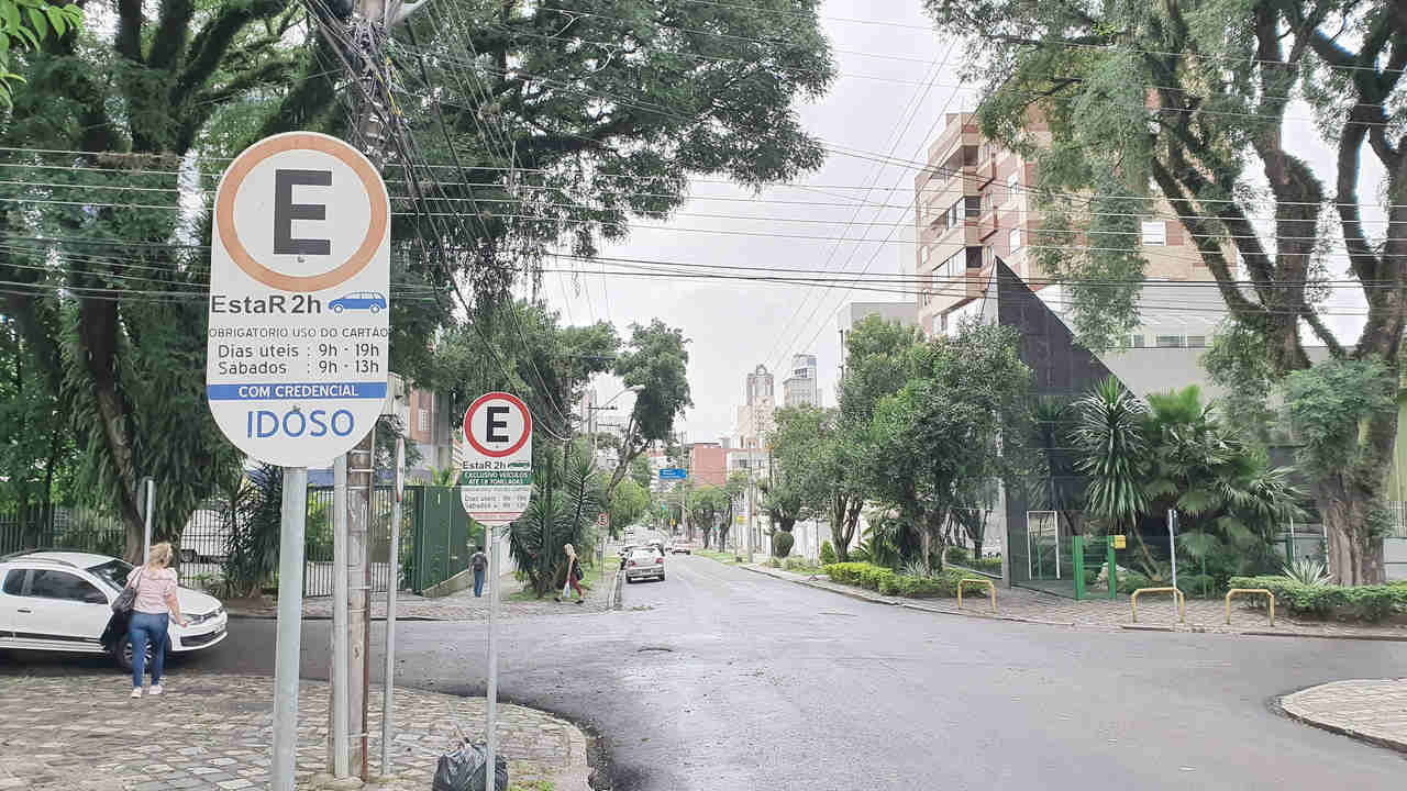 rua em curitiba com placa do estar curitiba estacionamento regulamentado