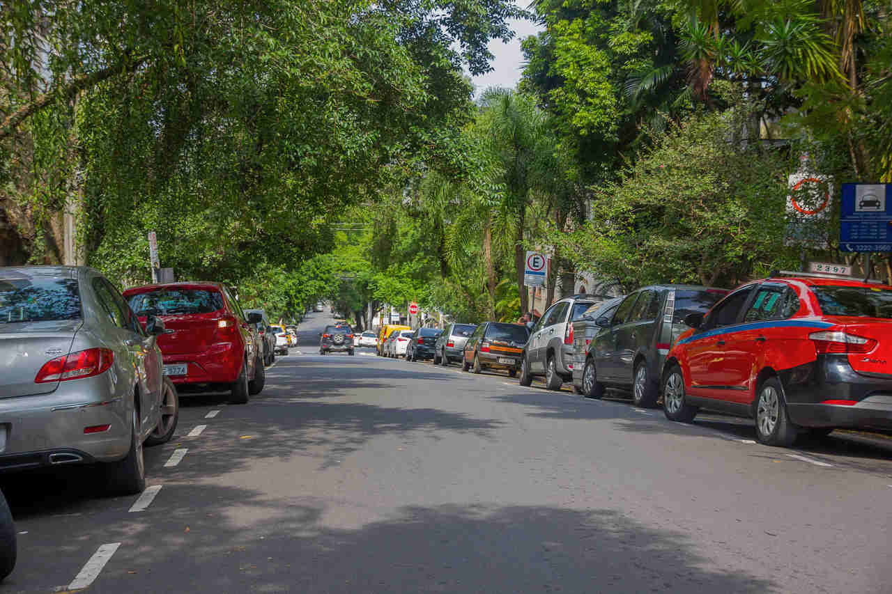 carros estacionados zona azul estacionamento rotativo brasil