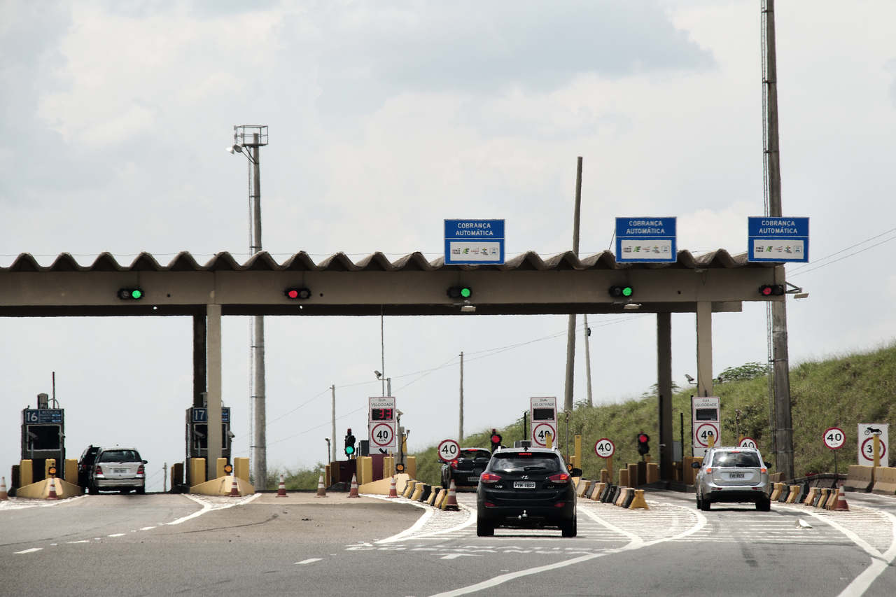 carros passando pela cancela de cobrança automática do pedágio em estrada no Brasil