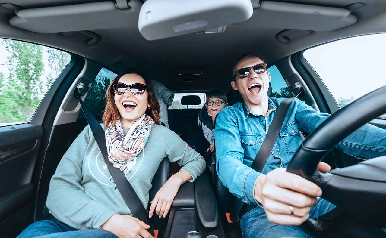 Família feliz viaja de carro