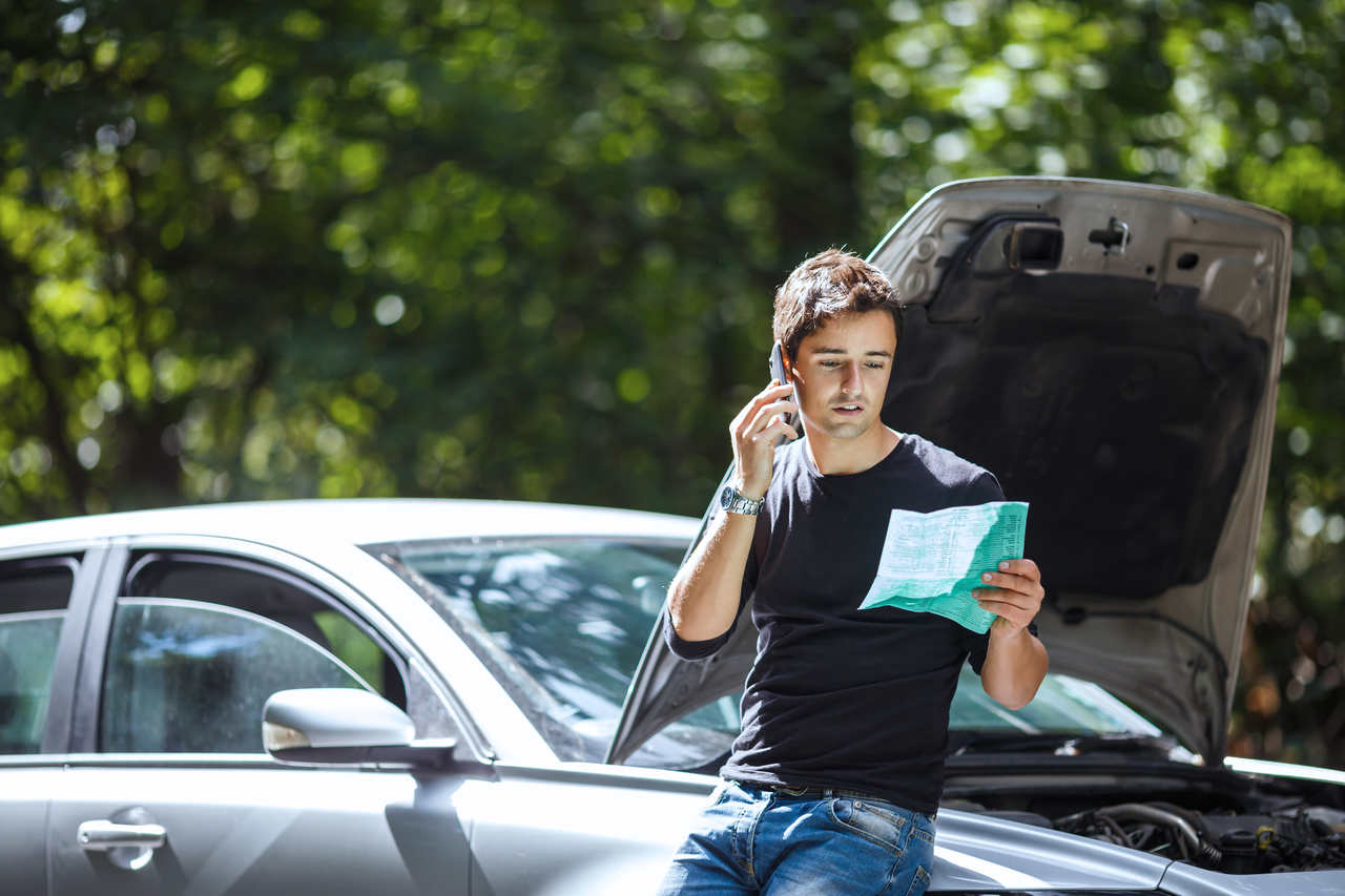 Motorista liga para seguradora após seu carro apresentar problema